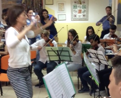 Professoressa Tringali dirige orchestra Todaro Augusta