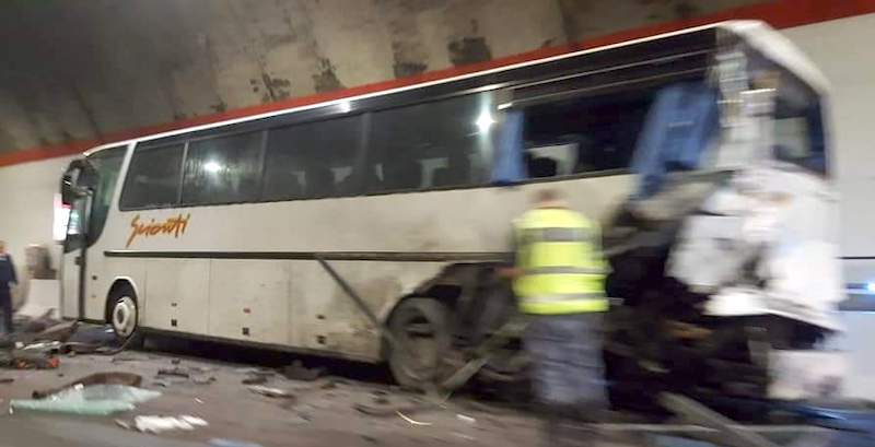 Siracusa Catania Incidente Tra Pullman E Camion Nella Galleria San Fratello 2 Feriti La Gazzetta Augustana